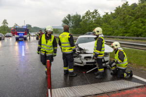 Im strömenden Regen gegen die Leitschiene - Totalschaden