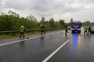 Im strömenden Regen gegen die Leitschiene - Totalschaden