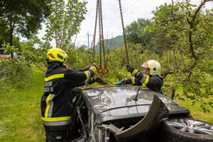 Pkw landet nach Kollision mit einem Autobus in einem Marillengarten