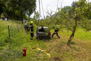 Pkw landet nach Kollision mit einem Autobus in einem Marillengarten