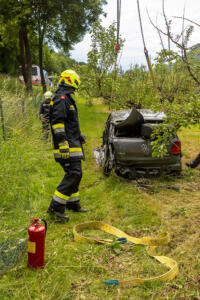 Pkw landet nach Kollision mit einem Autobus in einem Marillengarten