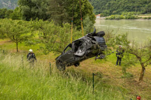 Pkw landet nach Kollision mit einem Autobus in einem Marillengarten