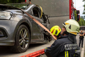 Pkw landet nach Kollision mit einem Autobus in einem Marillengarten