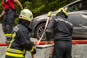 Pkw landet nach Kollision mit einem Autobus in einem Marillengarten