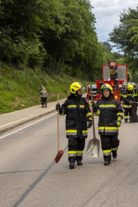 Pkw landet nach Kollision mit einem Autobus in einem Marillengarten