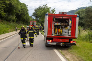 Pkw landet nach Kollision mit einem Autobus in einem Marillengarten