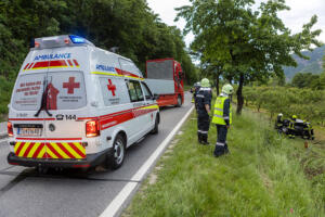 Pkw landet nach Kollision mit einem Autobus in einem Marillengarten