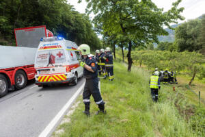 Pkw landet nach Kollision mit einem Autobus in einem Marillengarten