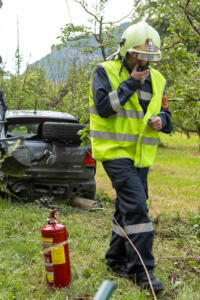 Pkw landet nach Kollision mit einem Autobus in einem Marillengarten