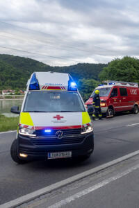 Pkw landet nach Kollision mit einem Autobus in einem Marillengarten