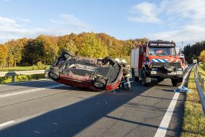 Menschenrettung nach Fahrzeugüberschlag auf der B37