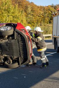 Menschenrettung nach Fahrzeugüberschlag auf der B37
