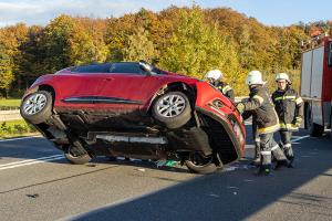 Menschenrettung nach Fahrzeugüberschlag auf der B37