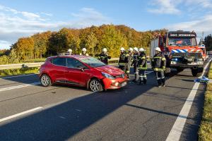 Menschenrettung nach Fahrzeugüberschlag auf der B37