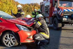 Menschenrettung nach Fahrzeugüberschlag auf der B37
