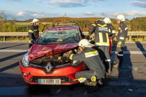 Menschenrettung nach Fahrzeugüberschlag auf der B37