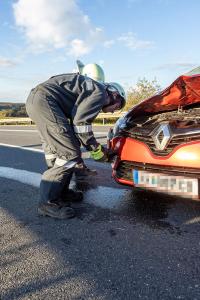 Menschenrettung nach Fahrzeugüberschlag auf der B37