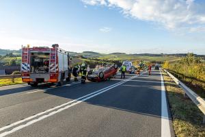 Menschenrettung nach Fahrzeugüberschlag auf der B37