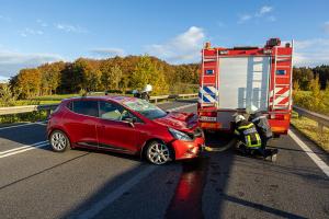 Menschenrettung nach Fahrzeugüberschlag auf der B37