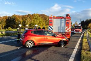 Menschenrettung nach Fahrzeugüberschlag auf der B37