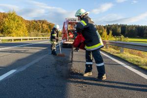 Menschenrettung nach Fahrzeugüberschlag auf der B37