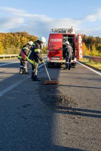 Menschenrettung nach Fahrzeugüberschlag auf der B37