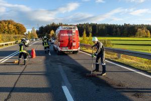 Menschenrettung nach Fahrzeugüberschlag auf der B37