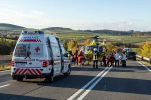 Menschenrettung nach Fahrzeugüberschlag auf der B37