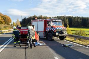 Menschenrettung nach Fahrzeugüberschlag auf der B37