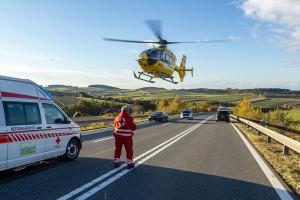 Menschenrettung nach Fahrzeugüberschlag auf der B37