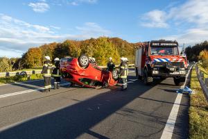 Menschenrettung nach Fahrzeugüberschlag auf der B37