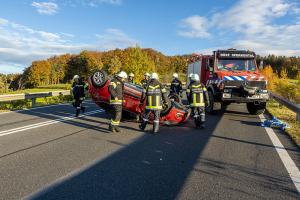 Menschenrettung nach Fahrzeugüberschlag auf der B37