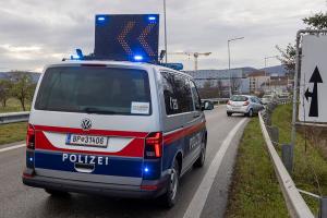 Pkw steckt nach mehrfachen Dreher unter der Leitschiene
