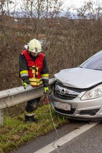 Pkw steckt nach mehrfachen Dreher unter der Leitschiene