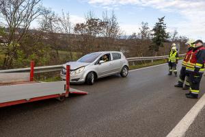 Pkw steckt nach mehrfachen Dreher unter der Leitschiene