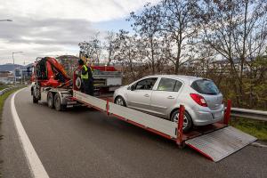 Pkw steckt nach mehrfachen Dreher unter der Leitschiene