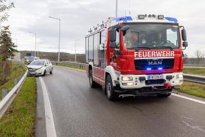 Pkw steckt nach mehrfachen Dreher unter der Leitschiene