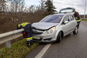 Pkw steckt nach mehrfachen Dreher unter der Leitschiene