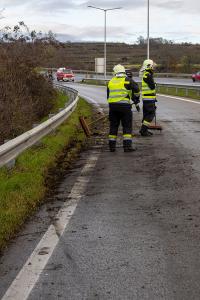 Pkw steckt nach mehrfachen Dreher unter der Leitschiene