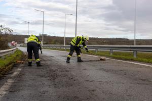 Pkw steckt nach mehrfachen Dreher unter der Leitschiene