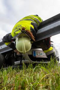 Pkw steckt nach mehrfachen Dreher unter der Leitschiene