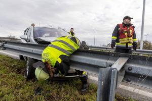 Pkw steckt nach mehrfachen Dreher unter der Leitschiene