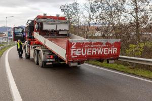 Pkw steckt nach mehrfachen Dreher unter der Leitschiene