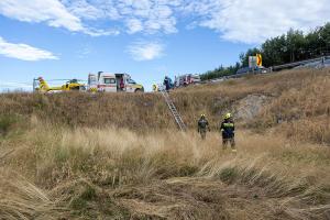 Kleinwagen kommt von der B37 ab und springt in ein Rückhaltebecken