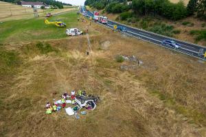 Kleinwagen kommt von der B37 ab und springt in ein Rückhaltebecken