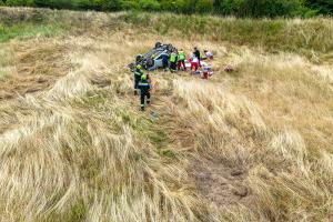 Kleinwagen kommt von der B37 ab und springt in ein Rückhaltebecken