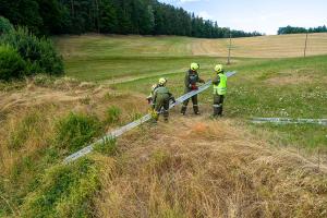 Kleinwagen kommt von der B37 ab und springt in ein Rückhaltebecken