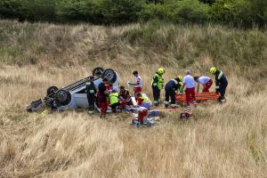 Kleinwagen kommt von der B37 ab und springt in ein Rückhaltebecken