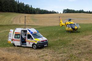 Kleinwagen kommt von der B37 ab und springt in ein Rückhaltebecken