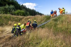 Kleinwagen kommt von der B37 ab und springt in ein Rückhaltebecken